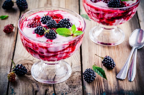 How to Create a Healthy and Delicate Gourmet Flaxseed and Berry Parfait?